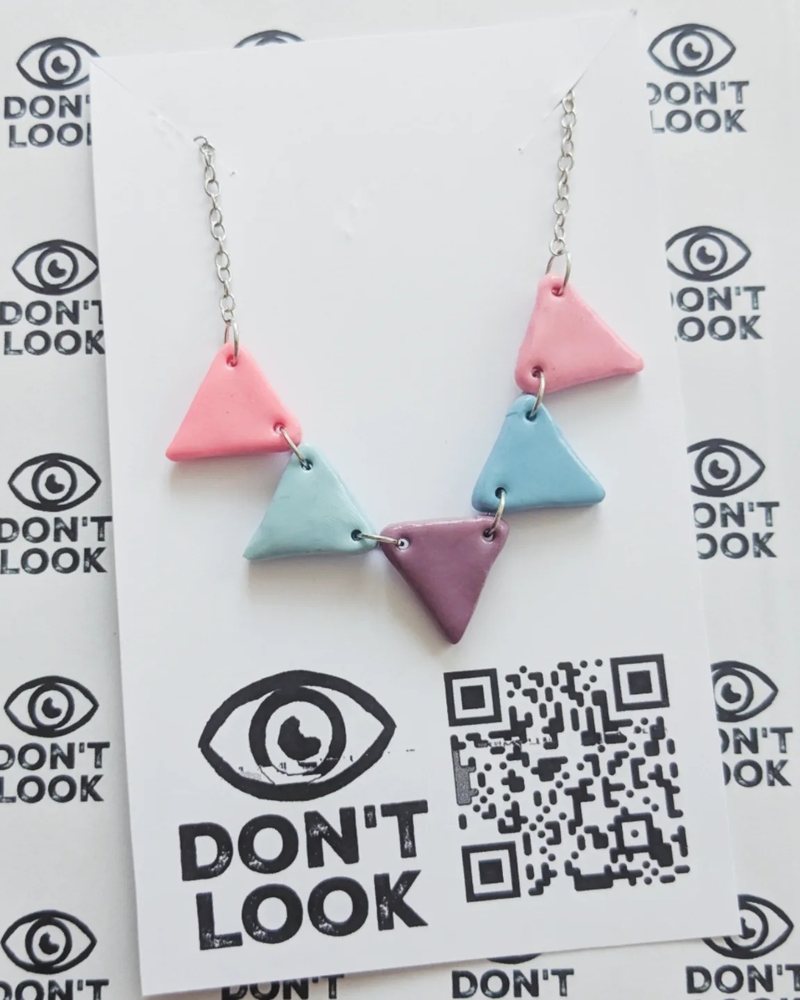 The bunting necklace